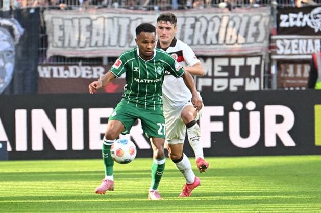 GER, 1. FBL, SV Werder Bremen vs FC St. Pauli 04.10.2025, Weserstadion, Bremen, GER, 1. FBL, SV Werder Bremen vs FC St. Pauli im Bild Felix Agu (Werder Bremen 27); im Zweikampf gegen Arkadiusz Pyrka Arkadiusz Pirka (Pauli 11)
