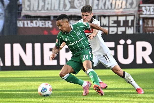 GER, 1. FBL, SV Werder Bremen vs FC St. Pauli 04.10.2025, Weserstadion, Bremen, GER, 1. FBL, SV Werder Bremen vs FC St. Pauli im Bild Felix Agu (Werder Bremen 27); im Zweikampf gegen Arkadiusz Pyrka Arkadiusz Pirka (Pauli 11)