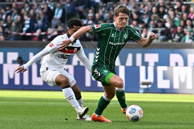 GER, 1. FBL, SV Werder Bremen vs FC St. Pauli 04.10.2025, Weserstadion, Bremen, GER, 1. FBL, SV Werder Bremen vs FC St. Pauli im Bild Jens Stage (Werder Bremen 06); im Zweikampf gegen Martijn Kaars (Pauli 19)