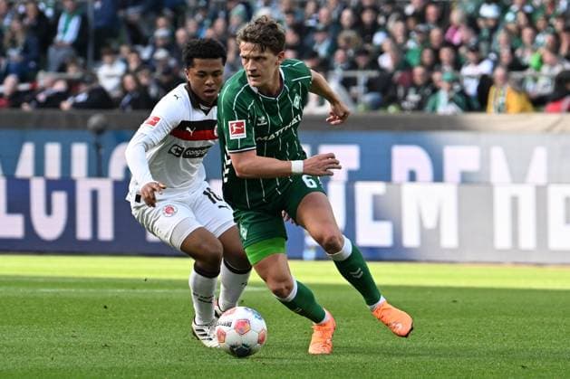 GER, 1. FBL, SV Werder Bremen vs FC St. Pauli 04.10.2025, Weserstadion, Bremen, GER, 1. FBL, SV Werder Bremen vs FC St. Pauli im Bild Jens Stage (Werder Bremen 06); im Zweikampf gegen Martijn Kaars (Pauli 19)