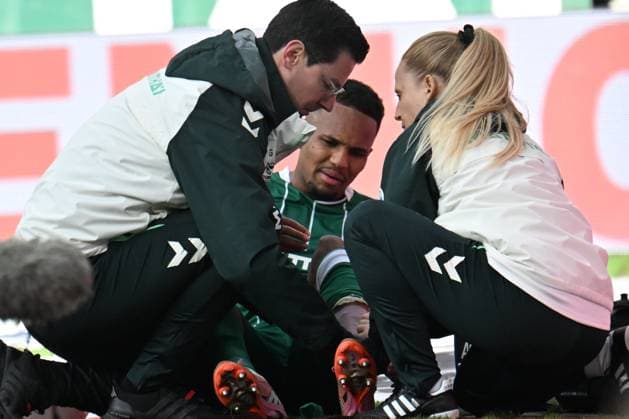 GER, 1. FBL, SV Werder Bremen vs FC St. Pauli 04.10.2025, Weserstadion, Bremen, GER, 1. FBL, SV Werder Bremen vs FC St. Pauli im Bild Felix Agu (Werder Bremen 27); enttäuscht enttaeuscht traurig Niederlage dissapointed Laura Kersting (Physiotherapeutin SV Werder Bremen) Robert Gorzolla (SV Werder Bremen stellvertretender Mannschaftsarzt)