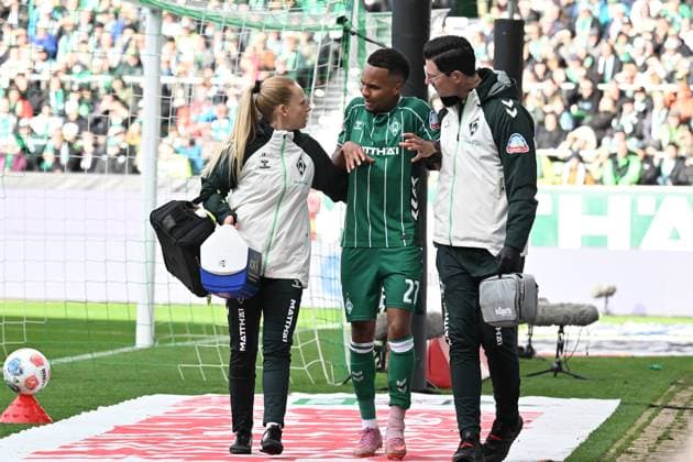 GER, 1. FBL, SV Werder Bremen vs FC St. Pauli 04.10.2025, Weserstadion, Bremen, GER, 1. FBL, SV Werder Bremen vs FC St. Pauli im Bild Felix Agu (Werder Bremen 27); enttäuscht enttaeuscht traurig Niederlage dissapointed Laura Kersting (Physiotherapeutin SV Werder Bremen) Robert Gorzolla (SV Werder Bremen stellvertretender Mannschaftsarzt)