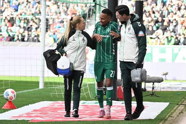 GER, 1. FBL, SV Werder Bremen vs FC St. Pauli 04.10.2025, Weserstadion, Bremen, GER, 1. FBL, SV Werder Bremen vs FC St. Pauli im Bild Felix Agu (Werder Bremen 27); enttäuscht enttaeuscht traurig Niederlage dissapointed Laura Kersting (Physiotherapeutin SV Werder Bremen) Robert Gorzolla (SV Werder Bremen stellvertretender Mannschaftsarzt)