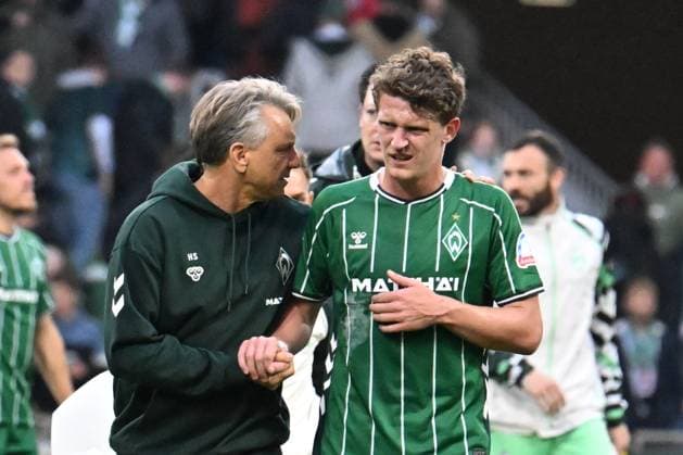 GER, 1. FBL, SV Werder Bremen vs FC St. Pauli 04.10.2025, Weserstadion, Bremen, GER, 1. FBL, SV Werder Bremen vs FC St. Pauli im Bild Horst Steffen (SV Werder Bremen Trainer); tröstet Jens Stage (Werder Bremen 06); Verletzung verletzt Schmerzen nach dem spiel