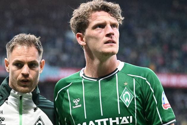GER, 1. FBL, SV Werder Bremen vs FC St. Pauli 04.10.2025, Weserstadion, Bremen, GER, 1. FBL, SV Werder Bremen vs FC St. Pauli im Bild Jens Stage (Werder Bremen 06); Verletzung verletzt Schmerzen JOHANNES HABERLANDT (Physiotherapeut Bundesliga Werder Bremen)
