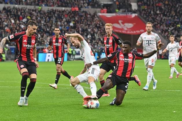 v.li:Robin KOCH (Eintracht Frankfurt),Konrad LAIMER (Bayern Muenchen),Aurelio Gabriel Ulineia Buta (Eintracht Frankfurt), Aktion,Zweikampf. Fussball 1. Bundesliga Saison 2025 2026, 6.Spieltag, Spieltag06, Eintracht Frankfurt - FC Bayern Muenchen 0-3 am 04.10.2025 DEUTSCHE BANK PARK