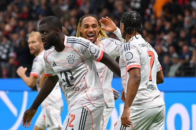v.li:Dayot UPAMECANO (Bayern Muenchen),Sacha BOEY (Bayern Muenchen), Serge GNABRY (FC Bayern Muenchen), Jubel,Freude,Begeisterung,Aktion. Fussball 1. Bundesliga Saison 2025 2026, 6.Spieltag, Spieltag06, Eintracht Frankfurt - FC Bayern Muenchen 0-3 am 04.10.2025 DEUTSCHE BANK PARK