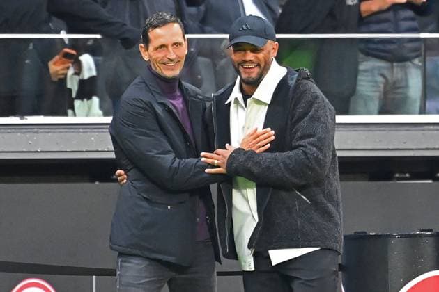 v.li:Dino TOPPMOELLER (Trainer Eintracht Frankfurt) begruesst Trainer Vincent KOMPANY (Bayern Muenchen), Fussball 1. Bundesliga Saison 2025 2026, 6.Spieltag, Spieltag06, Eintracht Frankfurt - FC Bayern Muenchen 0-3 am 04.10.2025 DEUTSCHE BANK PARK