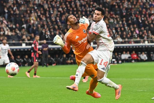 Luis DIAZ (Bayern Muenchen), Aktion,Zweikampf gegen Torwart Santos KAUA (F),Strafraumszene. Fussball 1. Bundesliga Saison 2025 2026, 6.Spieltag, Spieltag06, Eintracht Frankfurt - FC Bayern Muenchen 0-3 am 04.10.2025 DEUTSCHE BANK PARK