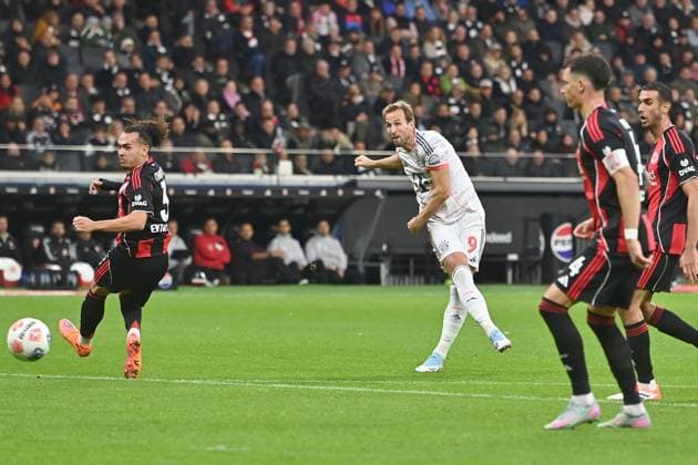 Tor Harry KANE (Bayern Muenchen) zum 0-1,Aktion,Torschuss gegen Arthur THEATE (Eintracht Frankfurt) Fussball 1. Bundesliga Saison 2025 2026, 6.Spieltag, Spieltag06, Eintracht Frankfurt - FC Bayern Muenchen 0-3 am 04.10.2025 DEUTSCHE BANK PARK