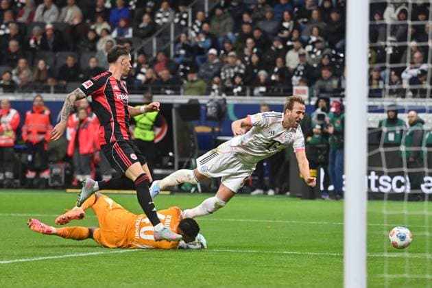 Harry KANE (Bayern Muenchen) ,verletzt,Verletzung biem Aktion,Zweikampf gegen Robin KOCH (Eintracht Frankfurt), und Torwart Santos KAUA (F),Strafraumszene. Fussball 1. Bundesliga Saison 2025 2026, 6.Spieltag, Spieltag06, Eintracht Frankfurt - FC Bayern Muenchen 0-3 am 04.10.2025 DEUTSCHE BANK PARK