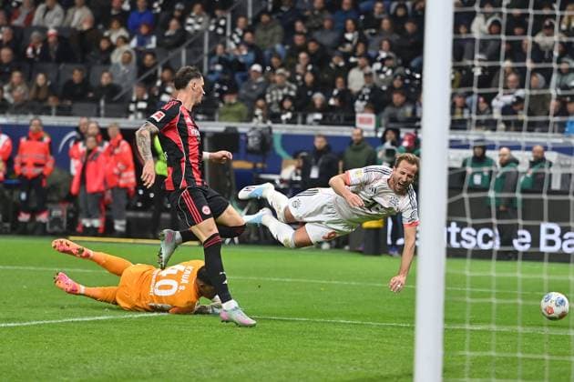 Harry KANE (Bayern Muenchen) ,verletzt,Verletzung biem Aktion,Zweikampf gegen Robin KOCH (Eintracht Frankfurt), und Torwart Santos KAUA (F),Strafraumszene. Fussball 1. Bundesliga Saison 2025 2026, 6.Spieltag, Spieltag06, Eintracht Frankfurt - FC Bayern Muenchen 0-3 am 04.10.2025 DEUTSCHE BANK PARK