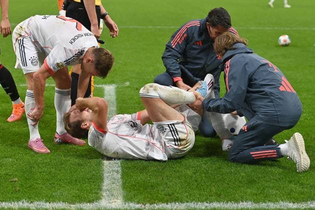 Harry KANE (Bayern Muenchen) ,verletzt,Verletzung. re:Dr.Peter UEBLACKER (Mannschaftsarzt FCB).li:Joshua KIMMICH (Bayern Muenchen). Fussball 1. Bundesliga Saison 2025 2026, 6.Spieltag, Spieltag06, Eintracht Frankfurt - FC Bayern Muenchen 0-3 am 04.10.2025 DEUTSCHE BANK PARK