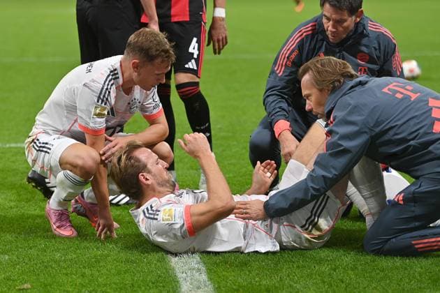 Harry KANE (Bayern Muenchen) ,verletzt,Verletzung. re:Dr.Peter UEBLACKER (Mannschaftsarzt FCB).li:Joshua KIMMICH (Bayern Muenchen). Fussball 1. Bundesliga Saison 2025 2026, 6.Spieltag, Spieltag06, Eintracht Frankfurt - FC Bayern Muenchen 0-3 am 04.10.2025 DEUTSCHE BANK PARK