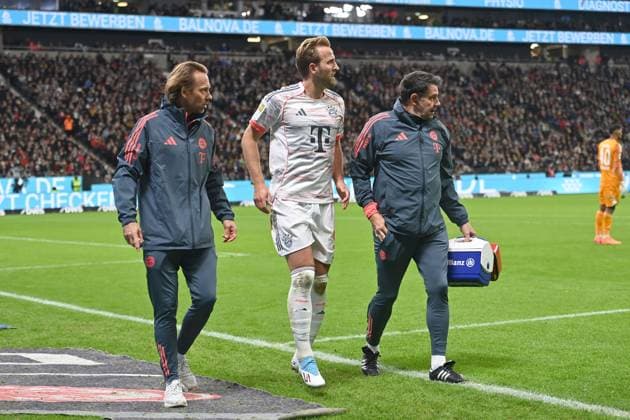 Harry KANE (Bayern Muenchen) humpelt vom Platz,verletzt,Verletzung. LI:Dr.Peter UEBLACKER (Mannschaftsarzt FCB). Fussball 1. Bundesliga Saison 2025 2026, 6.Spieltag, Spieltag06, Eintracht Frankfurt - FC Bayern Muenchen 0-3 am 04.10.2025 DEUTSCHE BANK PARK
