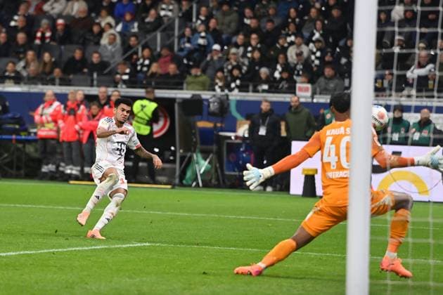 Tor Luis DIAZ (Bayern Muenchen) zum 0-3, Aktion,Torschuss gegen Torwart Santos KAUA (F). Fussball 1. Bundesliga Saison 2025 2026, 6.Spieltag, Spieltag06, Eintracht Frankfurt - FC Bayern Muenchen 0-3 am 04.10.2025 DEUTSCHE BANK PARK