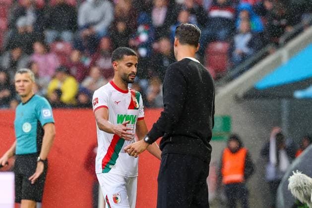 Chef-Trainer Sandro Wagner (FC Augsburg) klatscht Elias Saad 26 (FC Augsburg) nach seiner Auswechslung ab, FC Augsburg vs. VfL Wolfsburg, Fussball, 1. Bundesliga, 6. Spieltag, 04.10.2025 DFB regulations prohibit any use of photographs as image sequences and or quasi-video Augsburg Bayern Deutschland