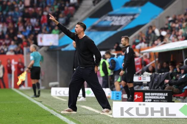 Chef-Trainer Sandro Wagner (FC Augsburg) gibt Anweisungen am Spielfeldrand, FC Augsburg vs. VfL Wolfsburg, Fussball, 1. Bundesliga, 6. Spieltag, 04.10.2025 DFB regulations prohibit any use of photographs as image sequences and or quasi-video Augsburg Bayern Deutschland