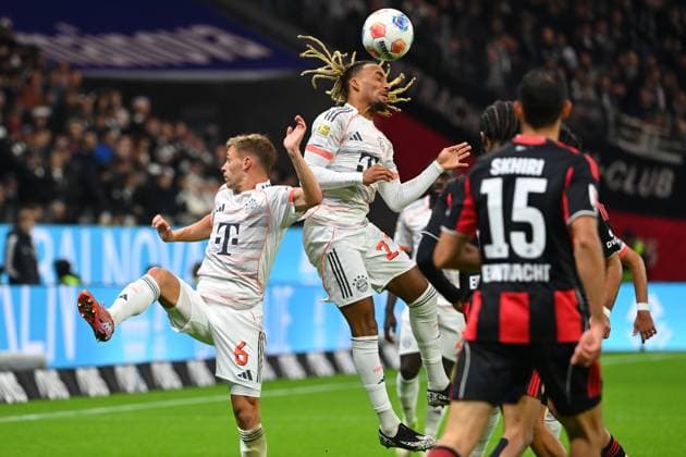 v.li:Joshua KIMMICH (Bayern Muenchen), Sacha BOEY (Bayern Muenchen),behindern isch gegenseitig,Aktion.Kopfball. Fussball 1. Bundesliga Saison 2025 2026, 6.Spieltag, Spieltag06, Eintracht Frankfurt - FC Bayern Muenchen 0-3 am 04.10.2025 DEUTSCHE BANK PARK