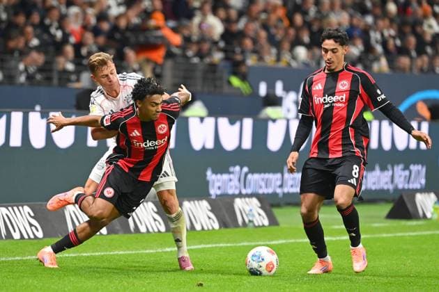 Joshua KIMMICH (Bayern Muenchen), Aktion,Zweikampf gegen Nathaniel BROWN (Eintracht Frankfurt), re:Fares CHAIBI (Eintracht Frankfurt). Fussball 1. Bundesliga Saison 2025 2026, 6.Spieltag, Spieltag06, Eintracht Frankfurt - FC Bayern Muenchen 0-3 am 04.10.2025 DEUTSCHE BANK PARK