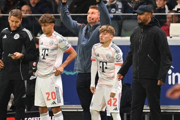 Trainer Vincent KOMPANY (Bayern Muenchen) mit Lennart KARL (Bayern Muenchen) und Tom BISCHOF (Bayern Muenchen) vor Einwechslung. Fussball 1. Bundesliga Saison 2025 2026, 6.Spieltag, Spieltag06, Eintracht Frankfurt - FC Bayern Muenchen 0-3 am 04.10.2025 DEUTSCHE BANK PARK