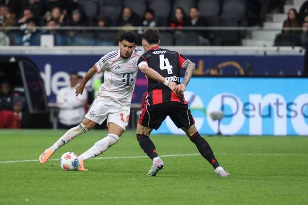 Luis Diaz (FC Bayern Muenchen, 14) setzt sich gegen Robin Koch (Eintracht Frankfurt, 04) durch und erzeilt das 0:3, GER, Eintracht Frankfurt vs. 1. FC Bayern Muenchen, 1. Bundesliga, 6. Spieltag, 2025 2026, 04.10.2025, DFL REGULATIONS PROHIBIT ANY USE OF PHOTOGRAPHS AS IMAGE SEQUENCES AND OR QUASI-VIDEO, GER, Eintracht Frankfurt vs. 1. FC Bayern Muenchen, 1. Bundesliga, 6. Spieltag, 2025 2026, 04.10.2025 Frankfurt Copyright: xEibner-Pressefoto JanxPrihodax EP_JPA