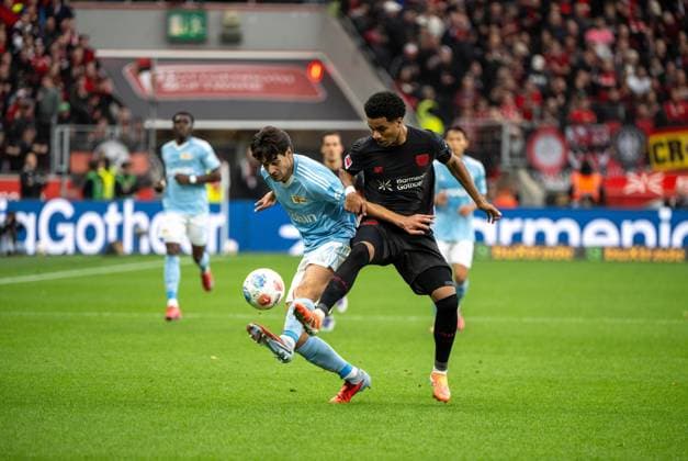 Fußball, Herren, Saison 2025 2026, 1. Bundesliga (1. Spieltag), Bayer 04 Leverkusen - 1. FC Union Berlin, v. l. Diogo Leite (1. FC Union Berlin), Malik Tillman (Bayer 04 Leverkusen), 04.10. 2025, Copyright: xMatthiasxKochx