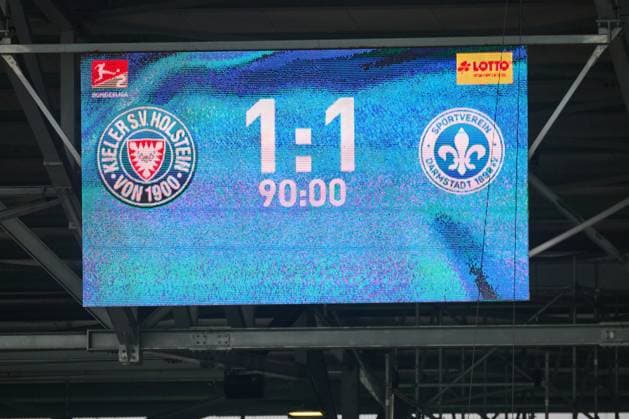 04.10.2025, Fußball, Herren, 2.BL (Bundesliga), Saison 2025 2026, Holstein Kiel - SV Darmstadt 98, 8. Spieltag Anzeigetafel Spielstand und Endstand 1:1 Kiel, Holstein-Stadion Holstein-Stadion Schleswig-Holstein Deutschland