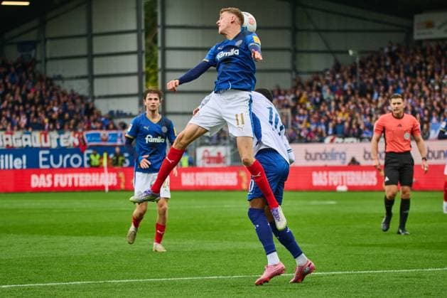 04.10.2025, Fußball, Herren, 2.BL (Bundesliga), Saison 2025 2026, Holstein Kiel - SV Darmstadt 98, 8. Spieltag Alexander Bernhardsson im Kopfballduell hehem Jean Paul Patrick Boetius Kiel, Holstein-Stadion Holstein-Stadion Schleswig-Holstein Deutschland