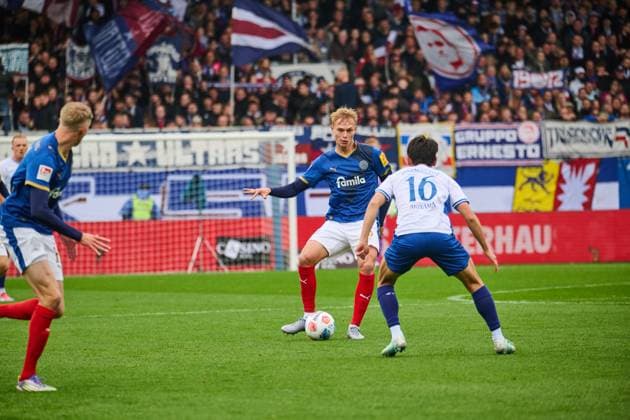 04.10.2025, Fußball, Herren, 2.BL (Bundesliga), Saison 2025 2026, Holstein Kiel - SV Darmstadt 98, 8. Spieltag Kasper Davidsen gegen Hiroki Akiyama Kiel, Holstein-Stadion Holstein-Stadion Schleswig-Holstein Deutschland