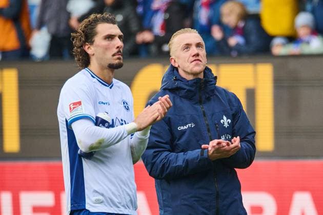 04.10.2025, Fußball, Herren, 2.BL (Bundesliga), Saison 2025 2026, Holstein Kiel - SV Darmstadt 98, 8. Spieltag Fraser Hornby mit Isac Lidberg Kiel, Holstein-Stadion Holstein-Stadion Schleswig-Holstein Deutschland