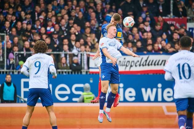 04.10.2025, Fußball, Herren, 2.BL (Bundesliga), Saison 2025 2026, Holstein Kiel - SV Darmstadt 98, 8. Spieltag Isac Lidberg im Kopfballduell mit Carl Johansson Kiel, Holstein-Stadion Holstein-Stadion Schleswig-Holstein Deutschland