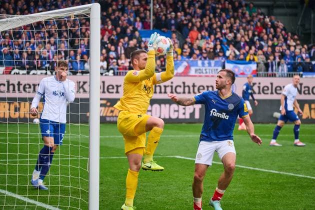 04.10.2025, Fußball, Herren, 2.BL (Bundesliga), Saison 2025 2026, Holstein Kiel - SV Darmstadt 98, 8. Spieltag Torwart Marcel Schuhen gegen Marco Komenda Kiel, Holstein-Stadion Holstein-Stadion Schleswig-Holstein Deutschland
