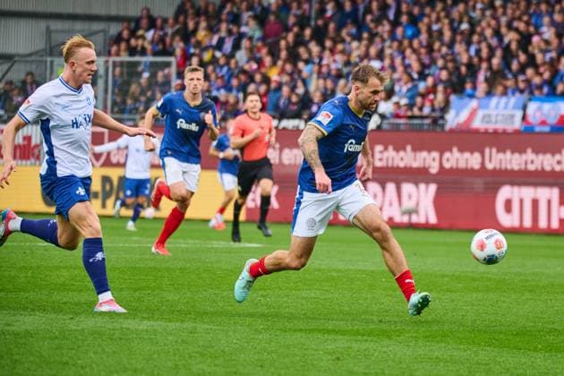 04.10.2025, Fußball, Herren, 2.BL (Bundesliga), Saison 2025 2026, Holstein Kiel - SV Darmstadt 98, 8. Spieltag Marco Komenda vor Isac Lidberg am Ball Kiel, Holstein-Stadion Holstein-Stadion Schleswig-Holstein Deutschland