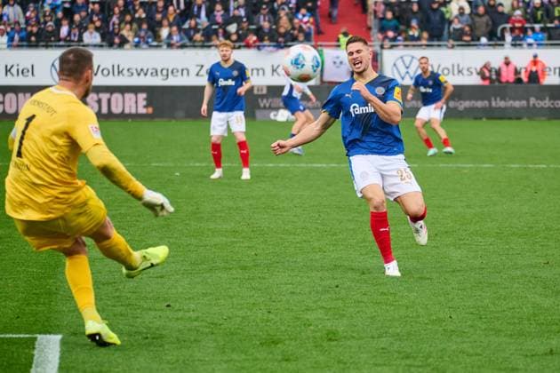 04.10.2025, Fußball, Herren, 2.BL (Bundesliga), Saison 2025 2026, Holstein Kiel - SV Darmstadt 98, 8. Spieltag Marcus Müller kommt zu spät gegen Torwart Marcel Schuhen Kiel, Holstein-Stadion Holstein-Stadion Schleswig-Holstein Deutschland