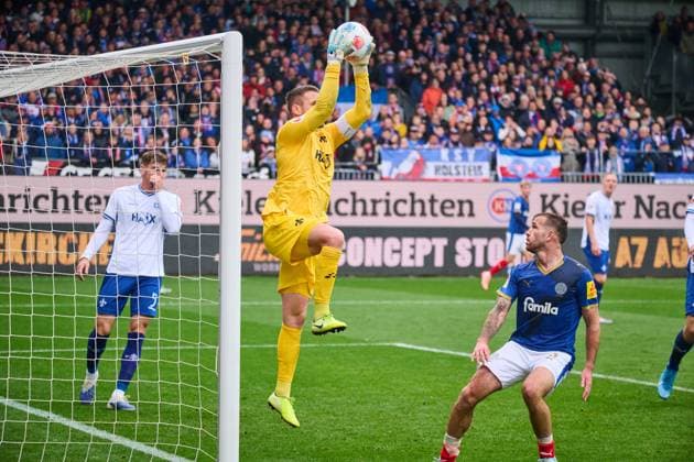 04.10.2025, Fußball, Herren, 2.BL (Bundesliga), Saison 2025 2026, Holstein Kiel - SV Darmstadt 98, 8. Spieltag Torwart Marcel Schuhen gegen Marco Komenda Kiel, Holstein-Stadion Holstein-Stadion Schleswig-Holstein Deutschland