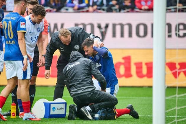 04.10.2025, Fußball, Herren, 2.BL (Bundesliga), Saison 2025 2026, Holstein Kiel - SV Darmstadt 98, 8. Spieltag Kapitän Steven Skrzybski verletzt an der Nase Kiel, Holstein-Stadion Holstein-Stadion Schleswig-Holstein Deutschland