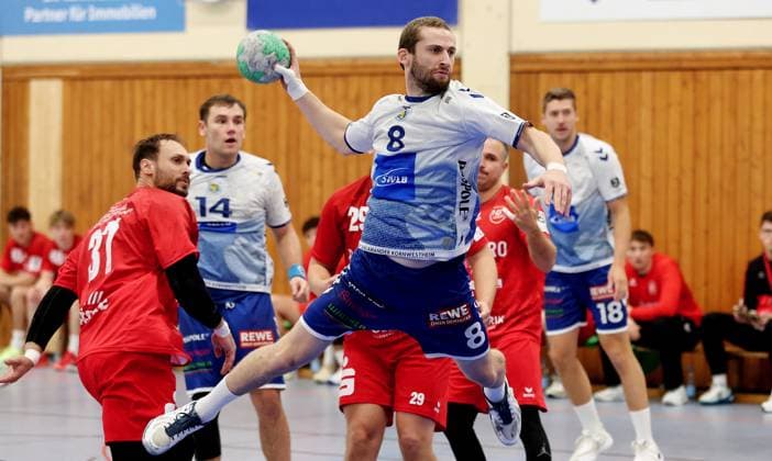 Kornwestheim , Handball 3. Liga Süd , Handball SV Salamander Kornwestheim vs. HG Oftersheim Schwetzingen , Jan Reusch ( Korn )