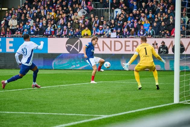 04.10.2025, Fußball, Herren, 2.BL (Bundesliga), Saison 2025 2026, Holstein Kiel - SV Darmstadt 98, 8. Spieltag John Tolkin vergibt Großchance Kiel, Holstein-Stadion Holstein-Stadion Schleswig-Holstein Deutschland