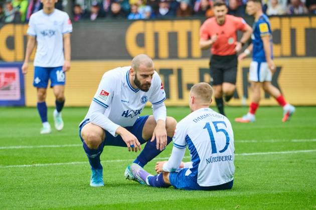 04.10.2025, Fußball, Herren, 2.BL (Bundesliga), Saison 2025 2026, Holstein Kiel - SV Darmstadt 98, 8. Spieltag Aleksandar Vukotic kümmert sich um Fabian Nürnberger Kiel, Holstein-Stadion Holstein-Stadion Schleswig-Holstein Deutschland