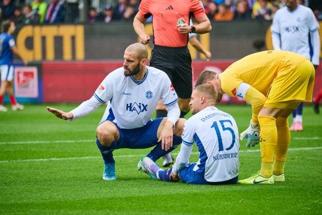 04.10.2025, Fußball, Herren, 2.BL (Bundesliga), Saison 2025 2026, Holstein Kiel - SV Darmstadt 98, 8. Spieltag Aleksandar Vukotic kümmert sich um Fabian Nürnberger Kiel, Holstein-Stadion Holstein-Stadion Schleswig-Holstein Deutschland