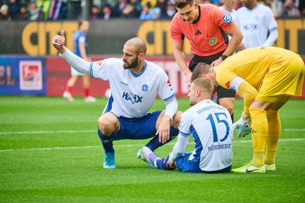 04.10.2025, Fußball, Herren, 2.BL (Bundesliga), Saison 2025 2026, Holstein Kiel - SV Darmstadt 98, 8. Spieltag Aleksandar Vukotic kümmert sich um Fabian Nürnberger Kiel, Holstein-Stadion Holstein-Stadion Schleswig-Holstein Deutschland