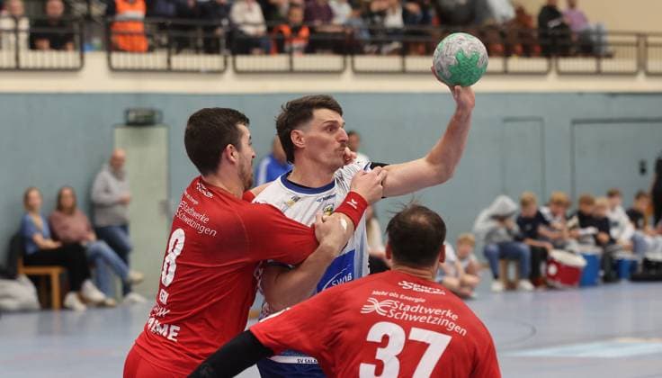 Kornwestheim , Handball 3. Liga Süd , Handball SV Salamander Kornwestheim vs. HG Oftersheim Schwetzingen , von links: Marc Kern ( Oftersheim ) Christopher Tinti ( Korn )