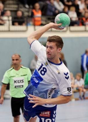 Kornwestheim , Handball 3. Liga Süd , Handball SV Salamander Kornwestheim vs. HG Oftersheim Schwetzingen , Felix Kazmeier ( Korn )