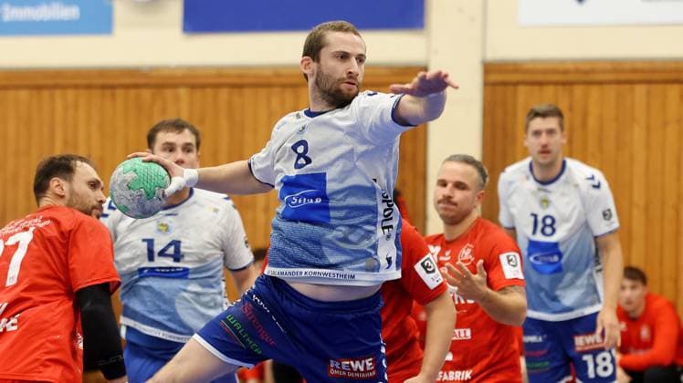 Kornwestheim , Handball 3. Liga Süd , Handball SV Salamander Kornwestheim vs. HG Oftersheim Schwetzingen , Jan Reusch ( Korn )