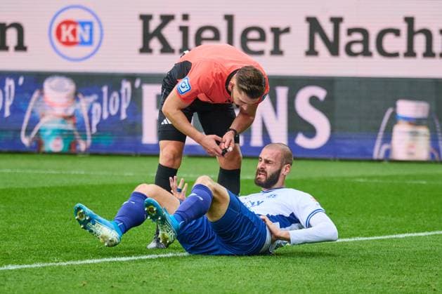 04.10.2025, Fußball, Herren, 2.BL (Bundesliga), Saison 2025 2026, Holstein Kiel - SV Darmstadt 98, 8. Spieltag Aleksandar Vukotic am Boden Kiel, Holstein-Stadion Holstein-Stadion Schleswig-Holstein Deutschland