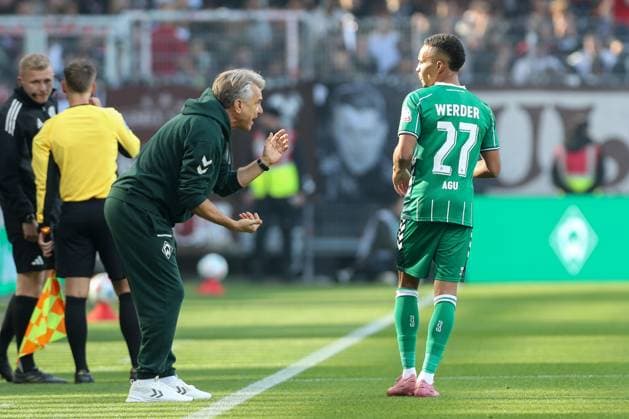 04.10.2025, xtgx, Fussball - 1.Bundesliga SV Werder Bremen - FC St.Pauli v.l. Horst Steffen (Bremen, Trainer) gibt Anweisungen, gestikuliert mit den Armen, gesticulate, gives instructions Felix Agu (Bremen, 27) (DFL DFB REGULATIONS PROHIBIT ANY USE OF PHOTOGRAPHS as IMAGE SEQUENCES and or QUASI-VIDEO) Bremen