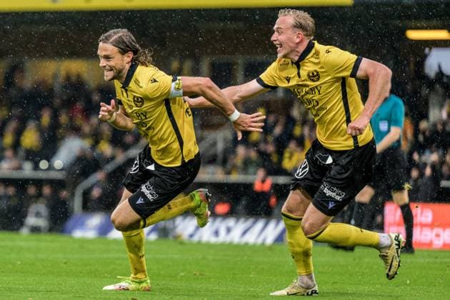 251004 Mjällbys Tom Pettersson och Herman Johansson jublar efter 2-0 under fotbollsmatchen i Allsvenskan mellan Mjällby och Elfsborg den 4 oktober 2025 i Hällevik. Copyright: MATHILDAxSCHULER BB251004MA180