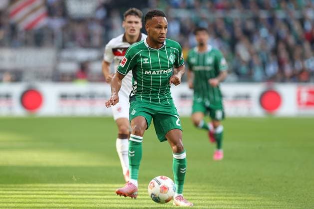 04.10.2025, xtgx, Fussball - 1.Bundesliga SV Werder Bremen - FC St.Pauli v.l. Felix Agu (Bremen, 27) am Ball, plays the ball (DFL DFB REGULATIONS PROHIBIT ANY USE OF PHOTOGRAPHS as IMAGE SEQUENCES and or QUASI-VIDEO) Bremen