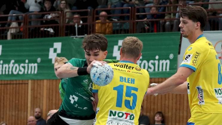 04.10.2025, xfsx, Herren, Handball, Saison 2025 2026, 3. Liga, Staffel Sued, 7. Spieltag: Woelfe Wuerzburg - SG Pforzheim-Eutingen v.li.: Joel Mauch (Woelfe Wuerzburg), Alexander Merk (Woelfe Wuerzburg), Linus Bleh (SG Pforzheim-Eutingen), Max Broehl (SG Pforzheim-Eutingen) Wuerzburg tectake ARENA Bayern Deutschland